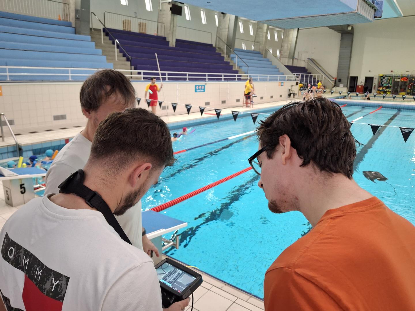 cours de pilotage de drones en piscine